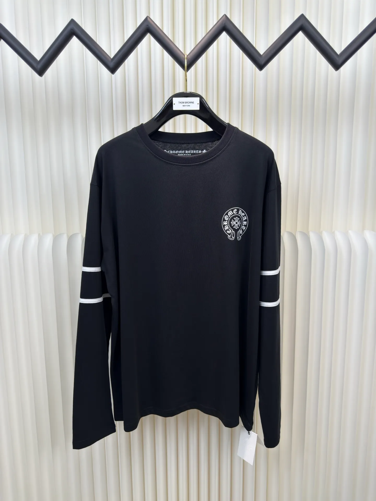 P290 Chrome Hear printed spliced ​​long sleeves. The fabric is made of 26-woven 200g cotton. Splicing design. The printing is glue printing. Customized accessories. Size S M L
